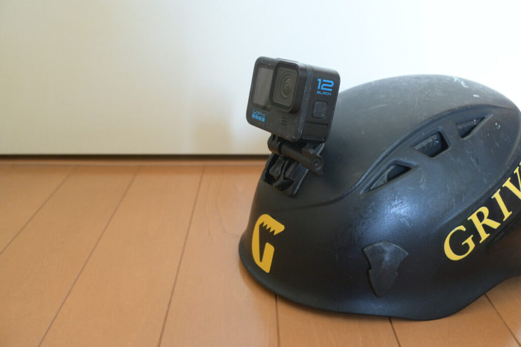 GoProをヘルメットに取り付けた様子