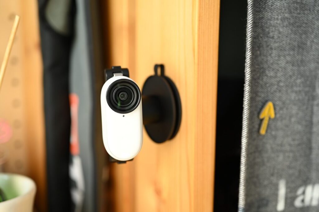 Insta360 GO３Sをピボットスタンドで使う様子