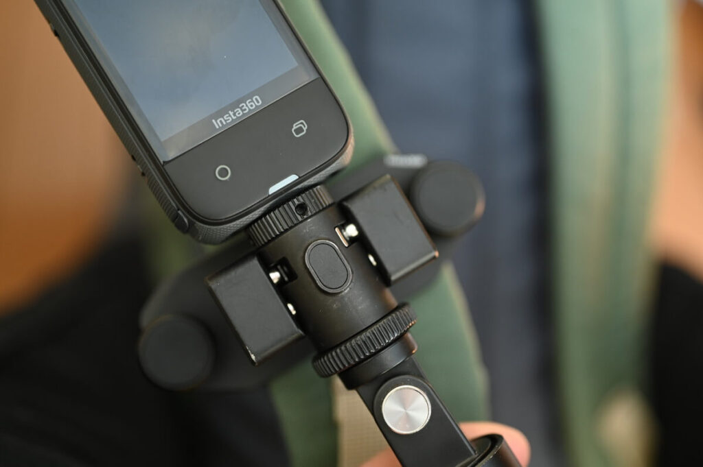 マグネット式自撮り棒ホルスターをリュックに取りつける