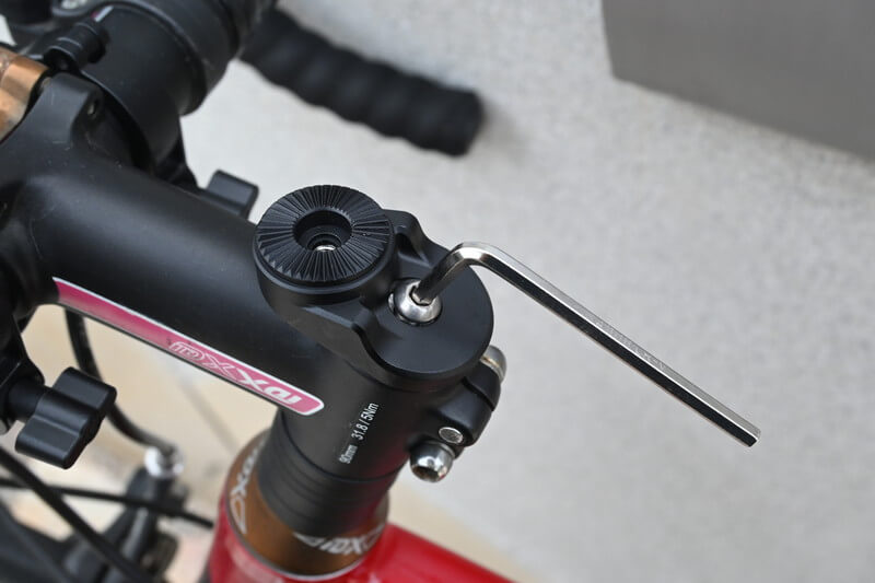 Insta360のヘッドセットキャップマウントを取り付ける様子