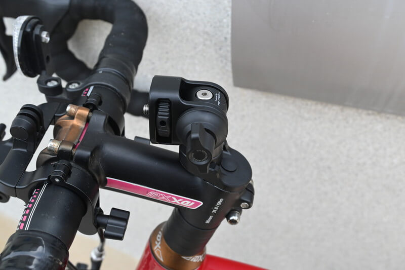 Insta360のヘッドセットキャップマウントを取り付ける様子
