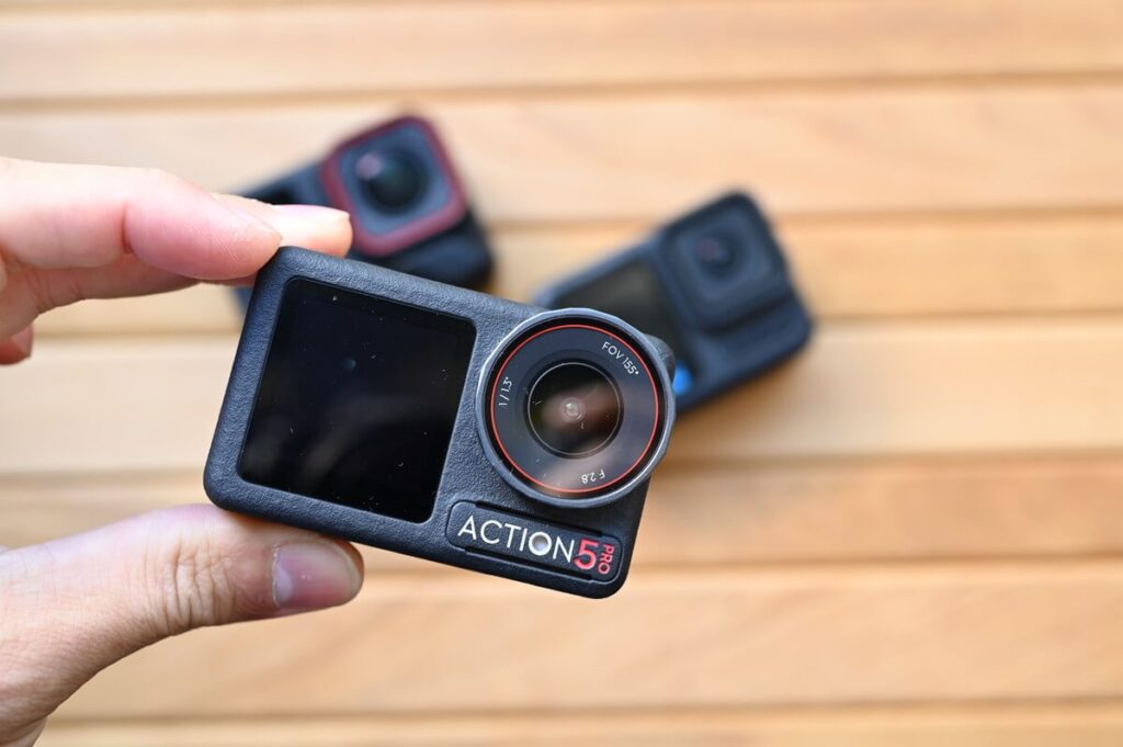 DJI Osmo action 5 Proを手に持つ