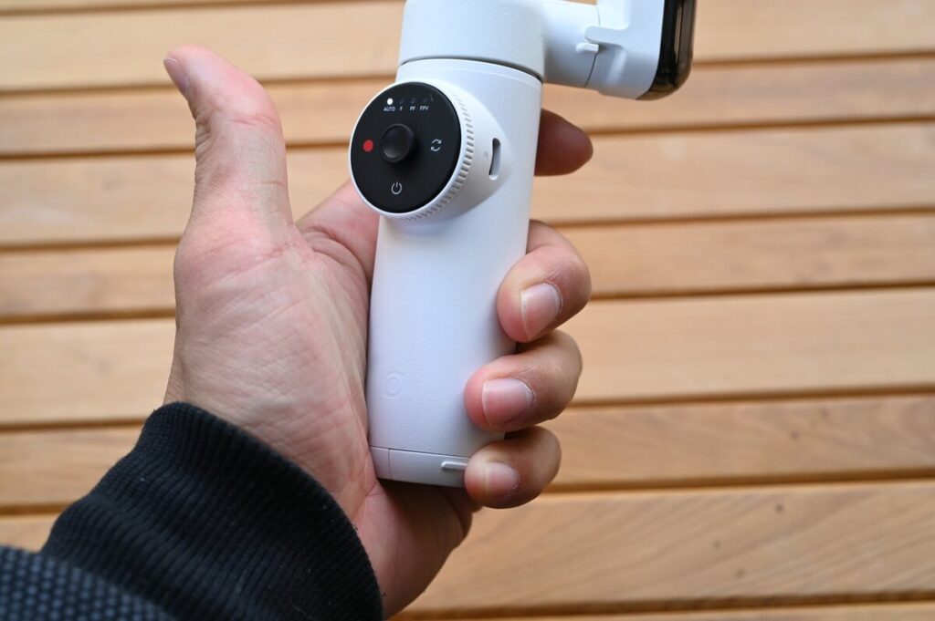 Insta360 Flowを三脚を伸ばさず手に持つ様子