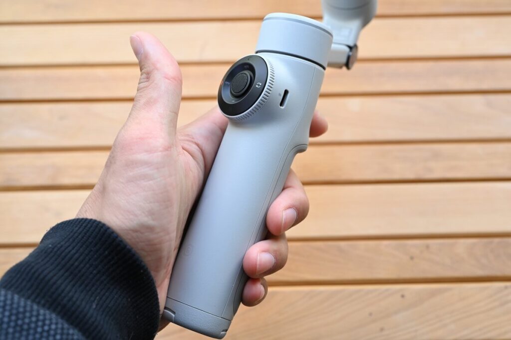 Insta360 Flow 2 Proを片手で持つ