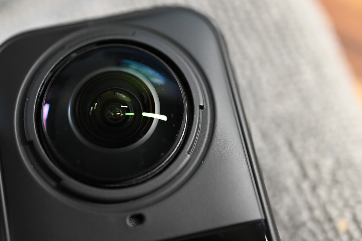 Insta360 X5のレンズ交換をする様子
