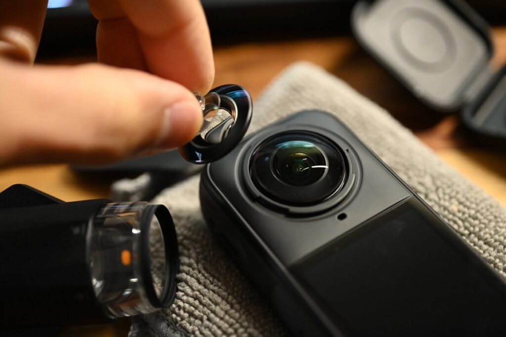 Insta360 X5のレンズ交換をする様子