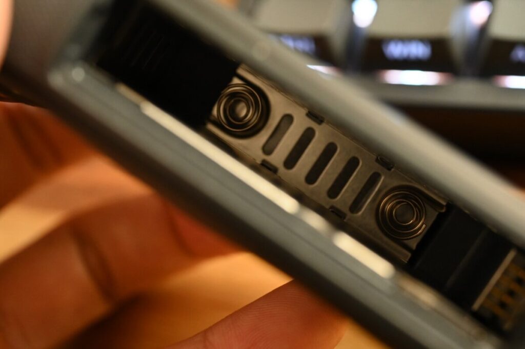 Insta360 X5のバッテリー挿入部を観察