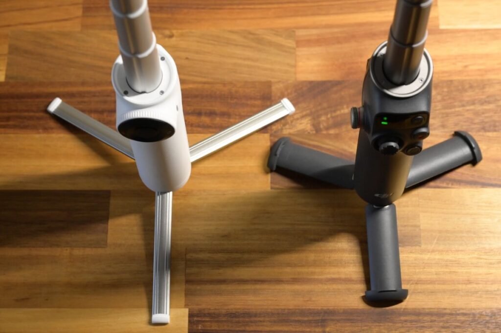 Insta360 Flow 2とDJI Osmo Mobile 7Pの三脚を広げたところ