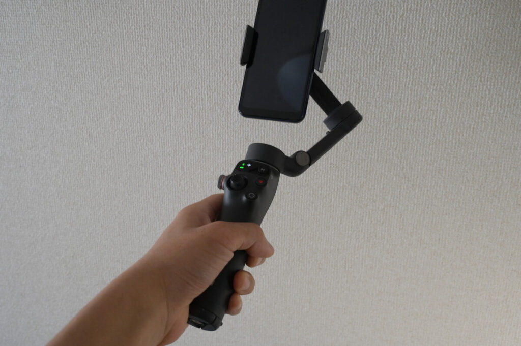 DJI Osmo Mobile 7Pを手に持つ
