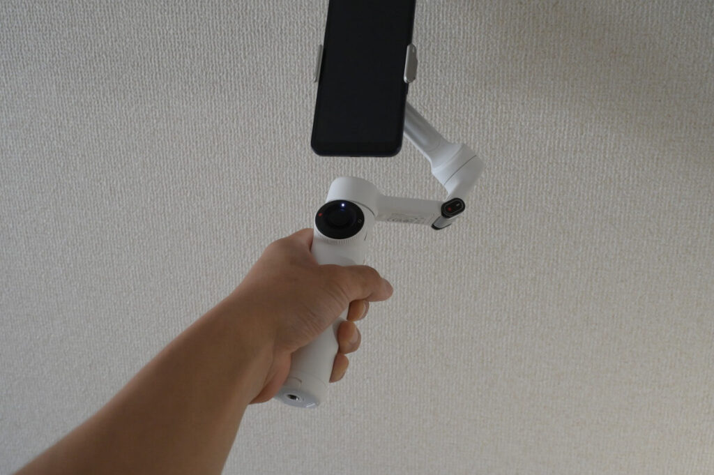 Insta360 Flow 2を手に持つ
