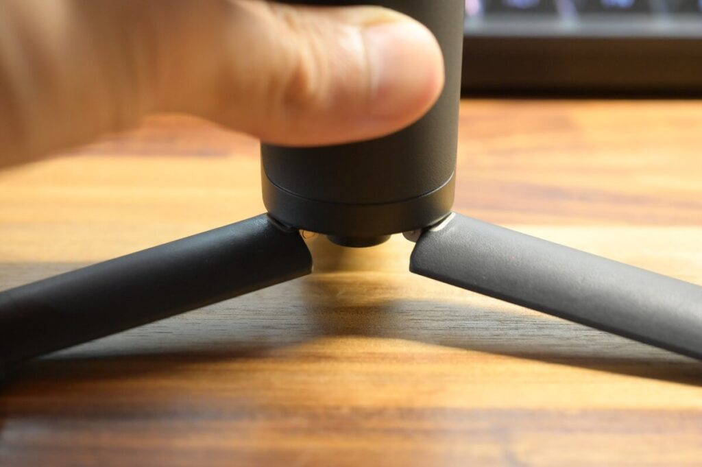 DJI Osmo Mobile 7Pの三脚を上から押す