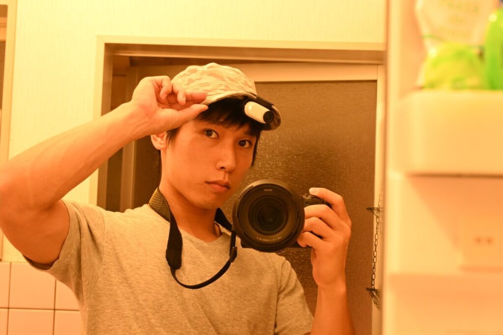 Insta360 GO 3Sを帽子に取りつけている様子