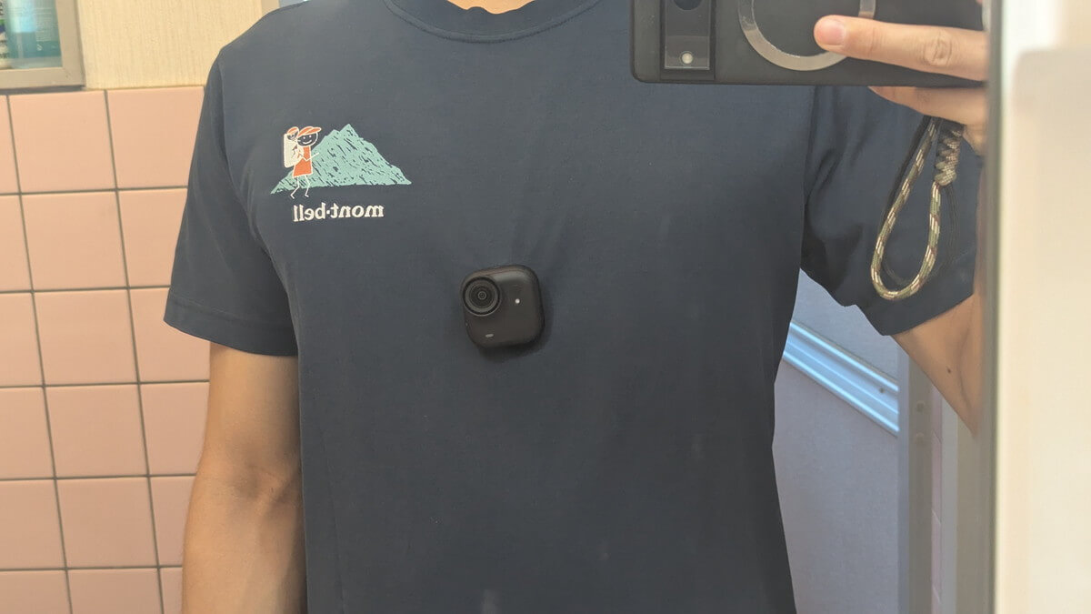 Insta360 GO UltraをTシャツに付けている