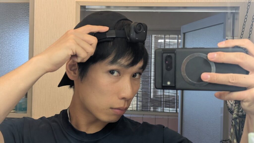 Insta360 GO Ultraを帽子に付けている