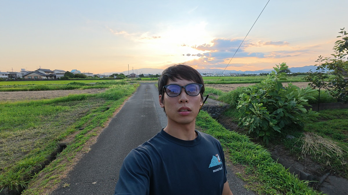DJI Osmo Action 5 Proで撮影した夕方の逆光の自撮り