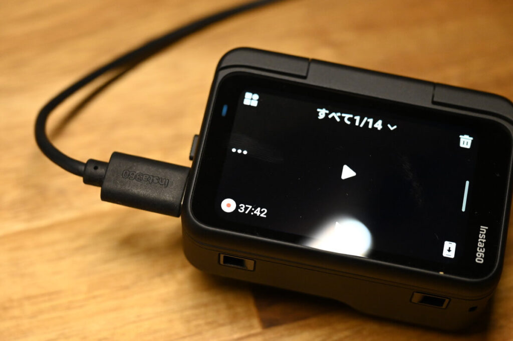 Insta360 GO Ultraを充電