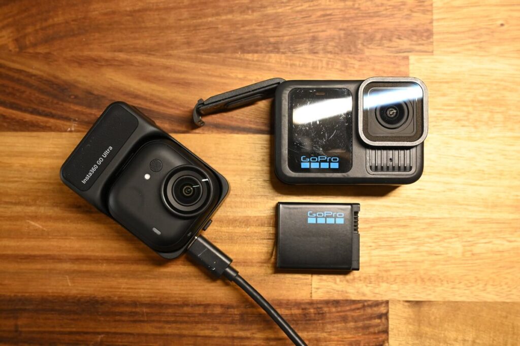 Insta360 GO UltraとGoPro HERO 13の比較(充電方法)