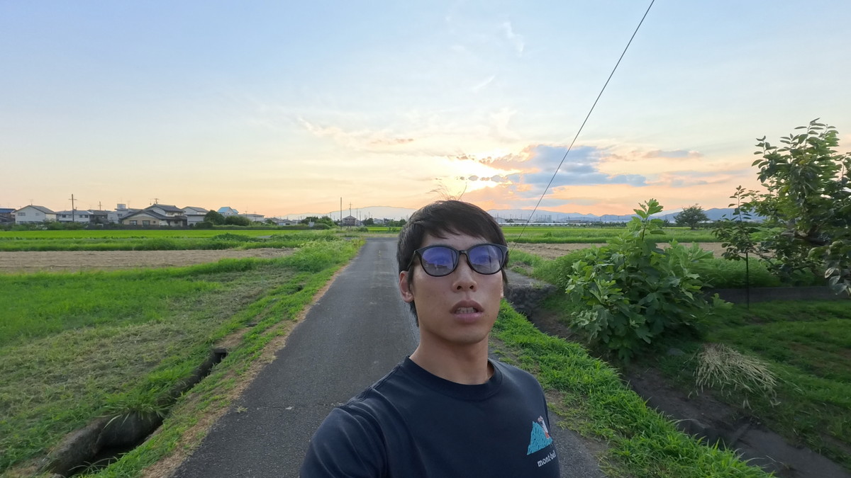 Insta360 GO Ultraで撮影した夕方の逆光の自撮り