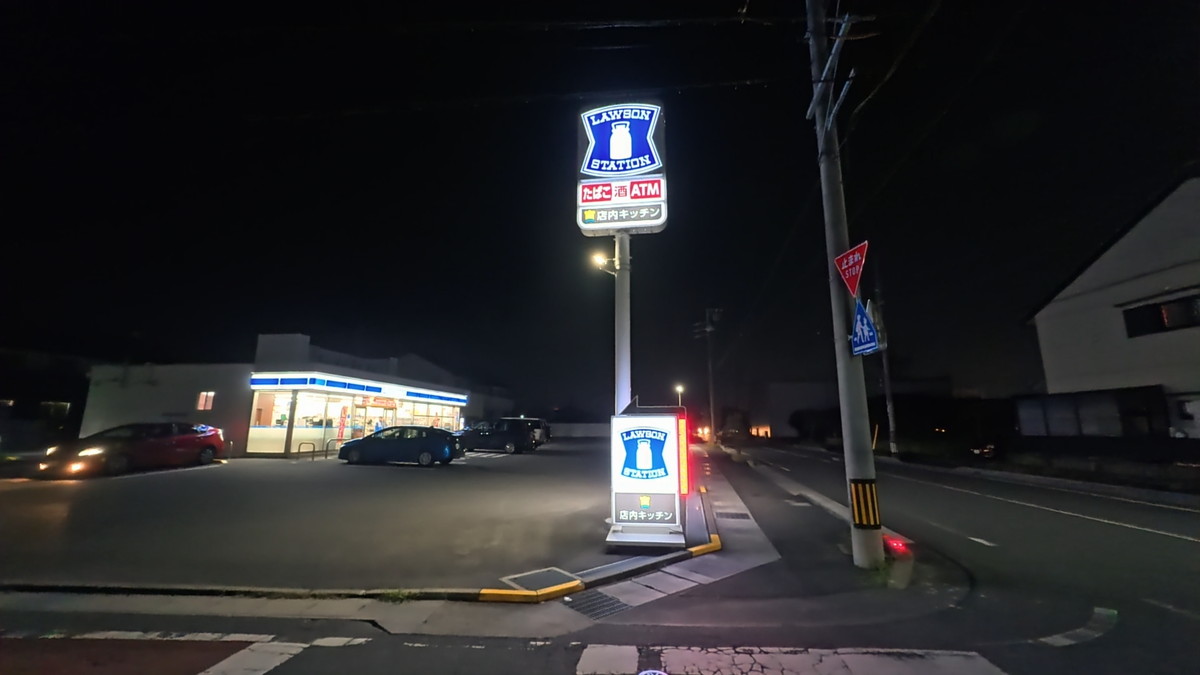 Insta360 GO Ultraで撮影した夜間画像（ローソン看板）