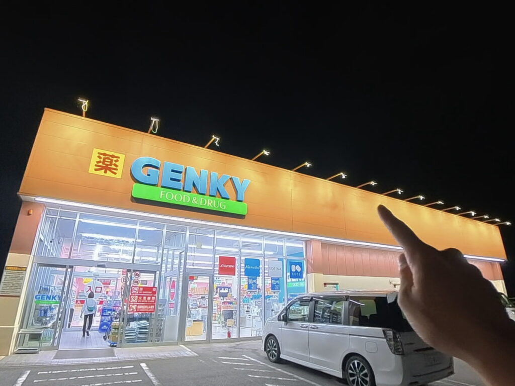Insta360 X5の暗所モードで撮影したドラッグストア