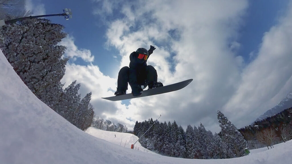 スノボのアクションシーンの写真