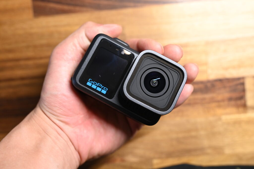GoPro MISSION 1を手に持つ