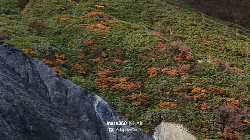 Insta360 X4 Airで撮影した360度写真(山肌紅葉)